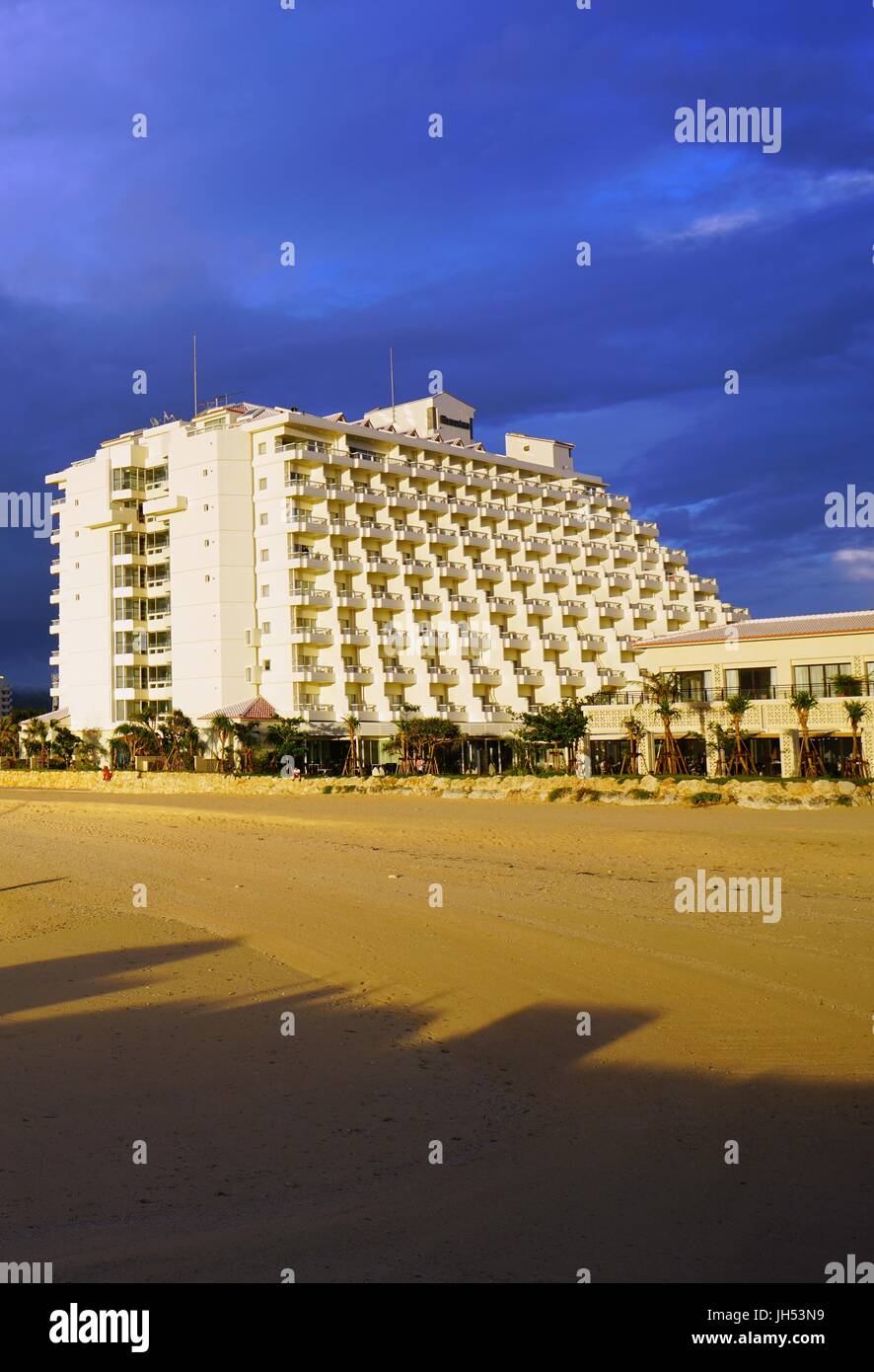 Blick auf das Sheraton Sunmarina Hotel, ein Luxus-Strandhotel befindet sich in Onna, nördlich von Naha auf der Insel Okinawa im Süden Japans. Stockfoto