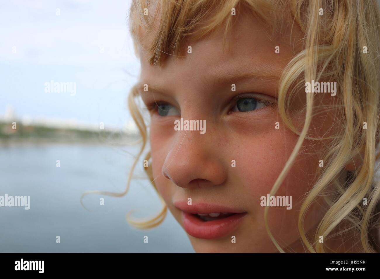 Porträt von jungen blonden Mädchen starrte auf Ozean hautnah Stockfoto