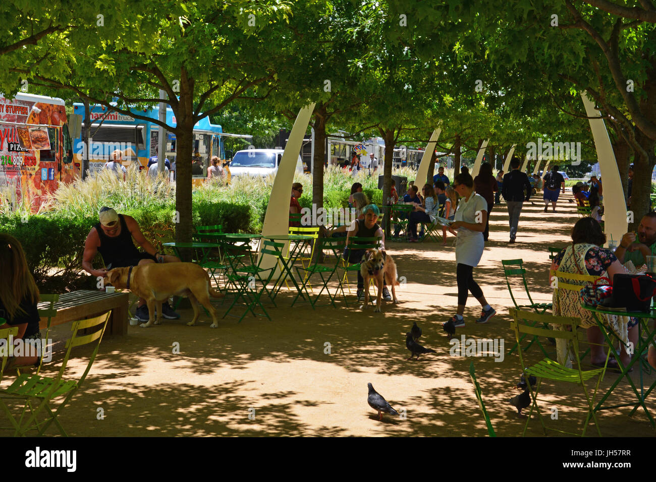 Bewohner zu entkommen die Mitte Tag Hitze im Schatten der Eichen im Klyde Warren Deck Park in der Innenstadt von Dallas Texas Stockfoto