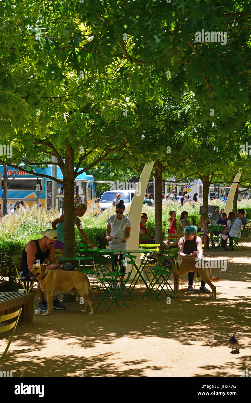 Bewohner zu entkommen die Mitte Tag Hitze im Schatten der Eichen im Klyde Warren Deck Park in der Innenstadt von Dallas Texas Stockfoto