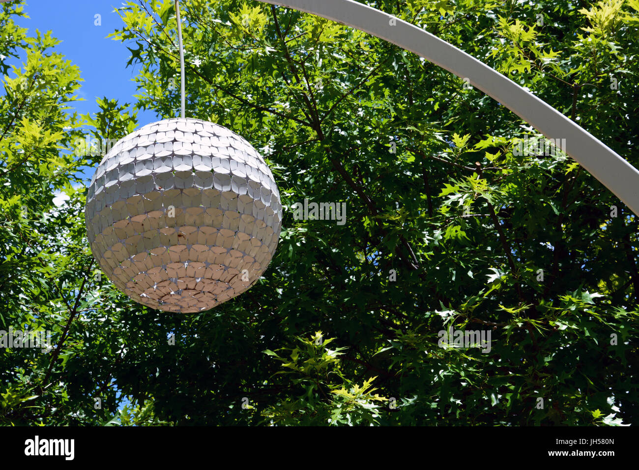 Dekorativen Torbögen mit Beleuchtung auf dem Baum gesäumten Pfad im neuen Dallas Klyde Warren Deck Park downtown. Stockfoto