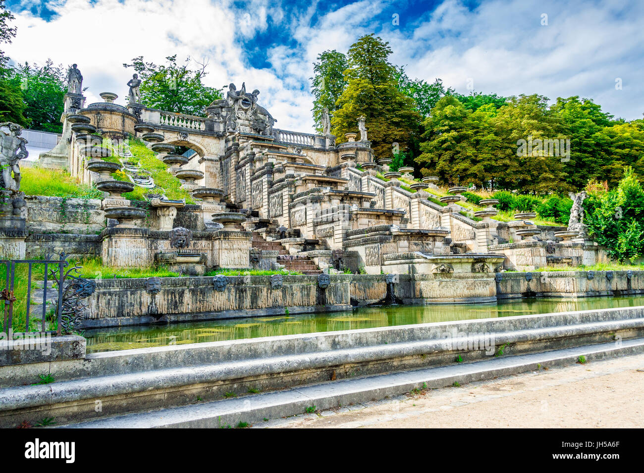 Die Grande Cascade, erbaut 1664-1664 von Antoine Le Pautre, ist ein großer und schön verzierter Brunnen im Parc Saint-Cloud in Paris. Stockfoto