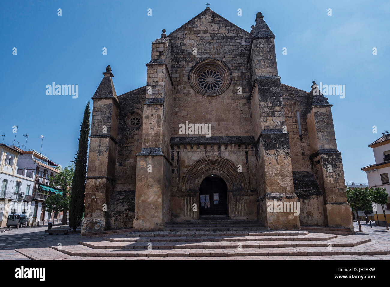Kirche von Santa Marina, katholische Tempel vor Ort in der Stadt Cordoba, befindet sich gegenüber dem Denkmal für den Torero Manolete, Andalusien, Spanien Stockfoto