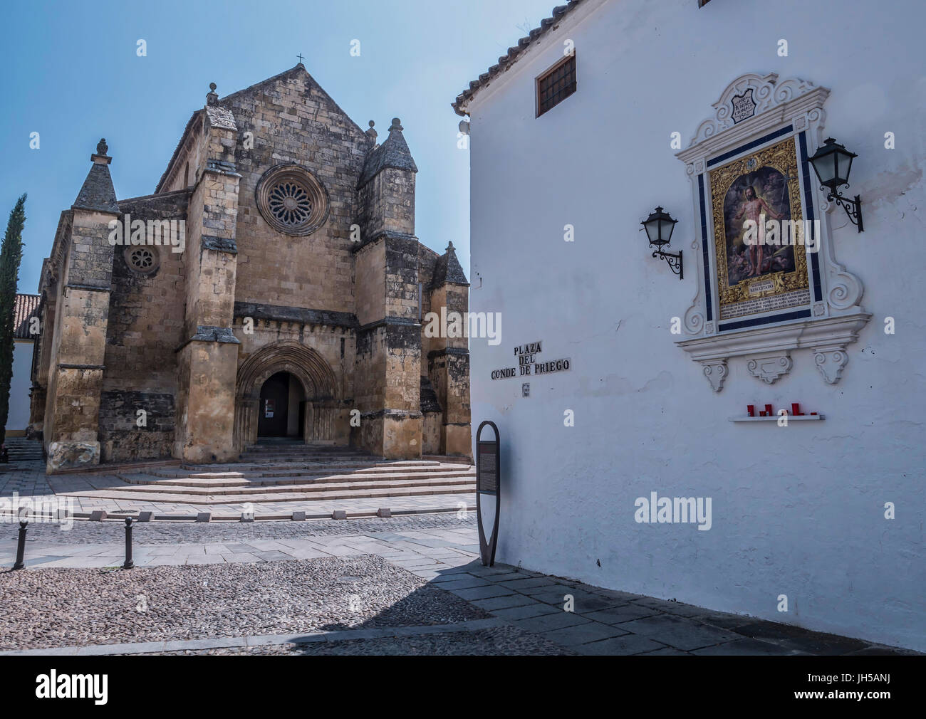 Kirche von Santa Marina, katholische Tempel vor Ort in der Stadt Cordoba, befindet sich gegenüber dem Denkmal für den Torero Manolete, Andalusien, Spanien Stockfoto