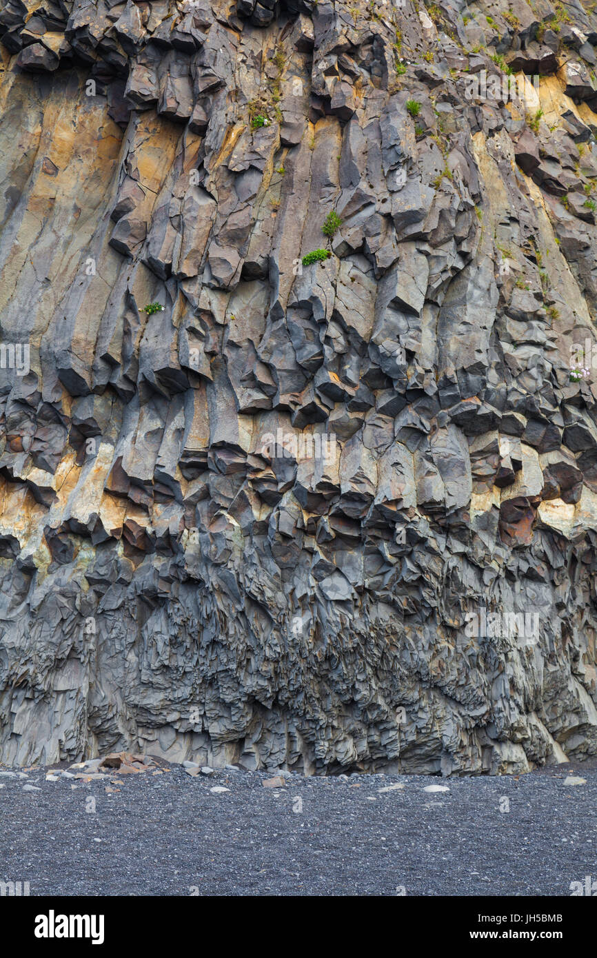 Basaltformationen der Reynisfjara schwarzen Sandstrand in Island ausgesetzt Stockfoto