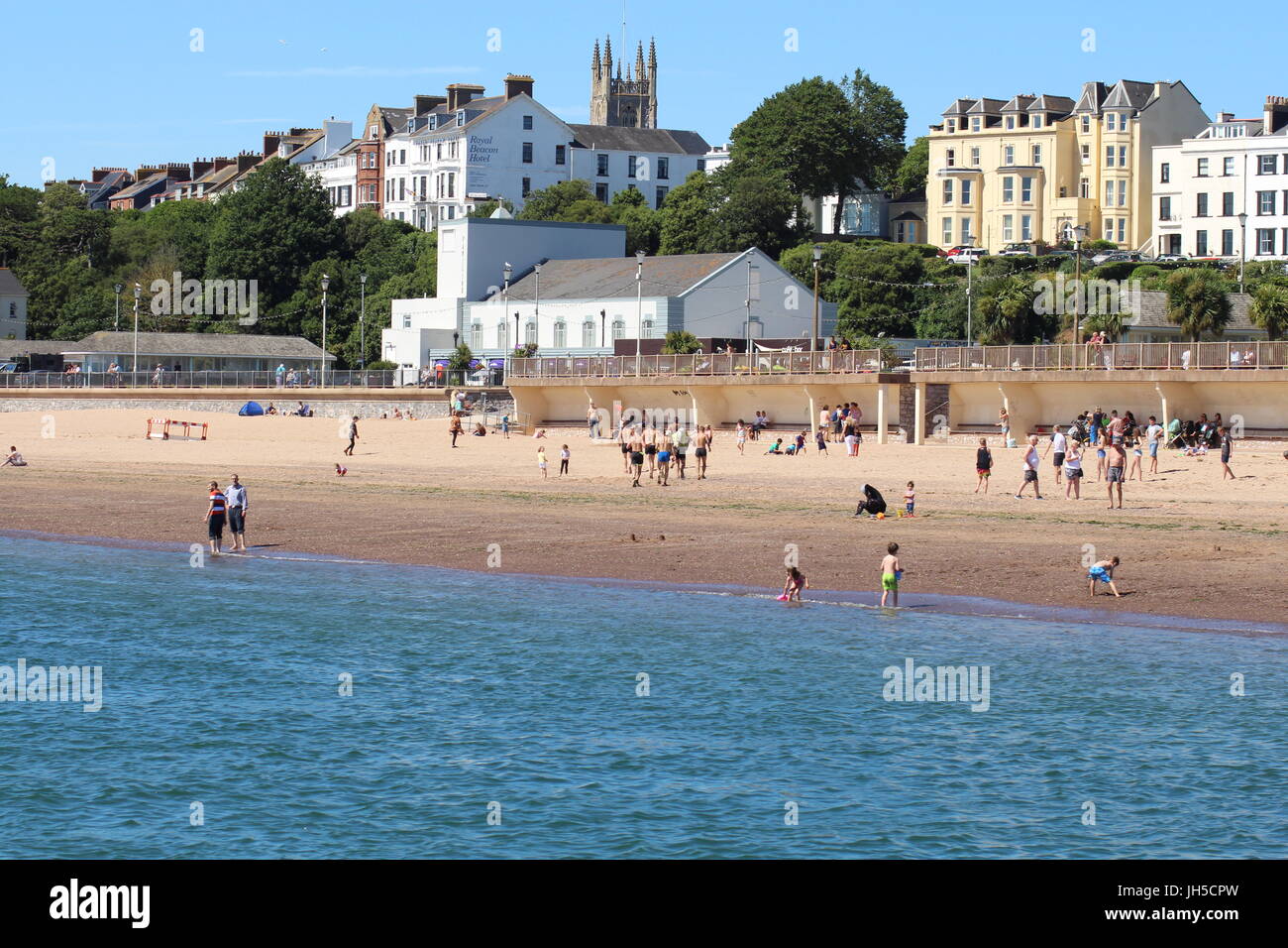 Blick auf britischen Strand vom Meer, britische Küste, UK am Meer, Urlaub am Meer, britischen Strand Stockfoto