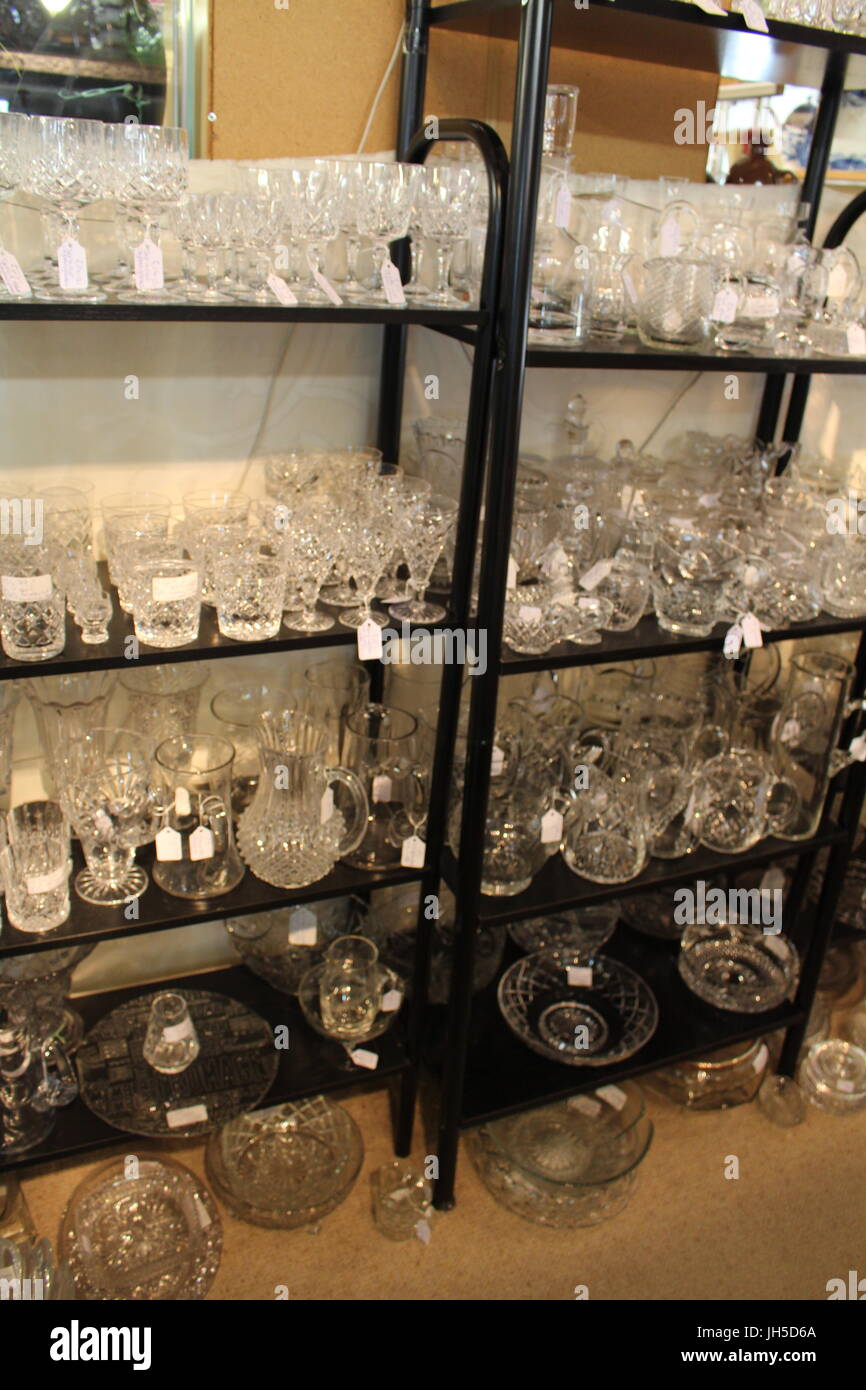 farbloses Glas, Glasschmuck, Gläser, Glasvasen, zerbrechlich, Glas Regal, Regal, Charity-Shop, antikes Glas, Glaswaren, Gläser anzuzeigen, Stockfoto