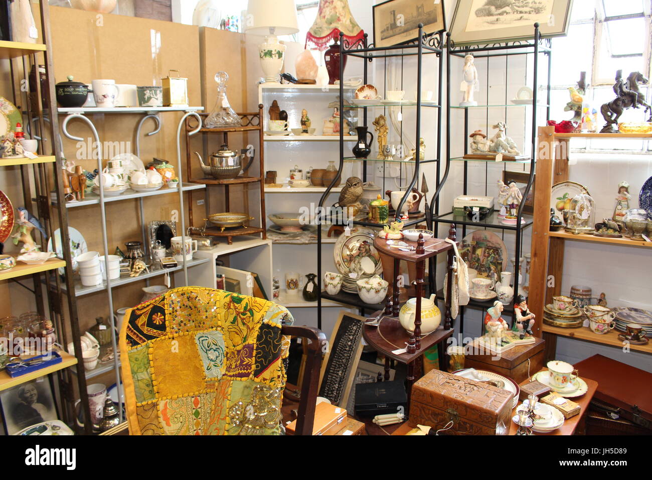 in einer Charity-Shop, Secondhand-Shop, Secondhand einkaufen, Antiquitäten, Schnäppchenjagd, Antiquitätenladen, Second Hand Laden, alte Dinge, alte Elemente anzeigen, Stockfoto