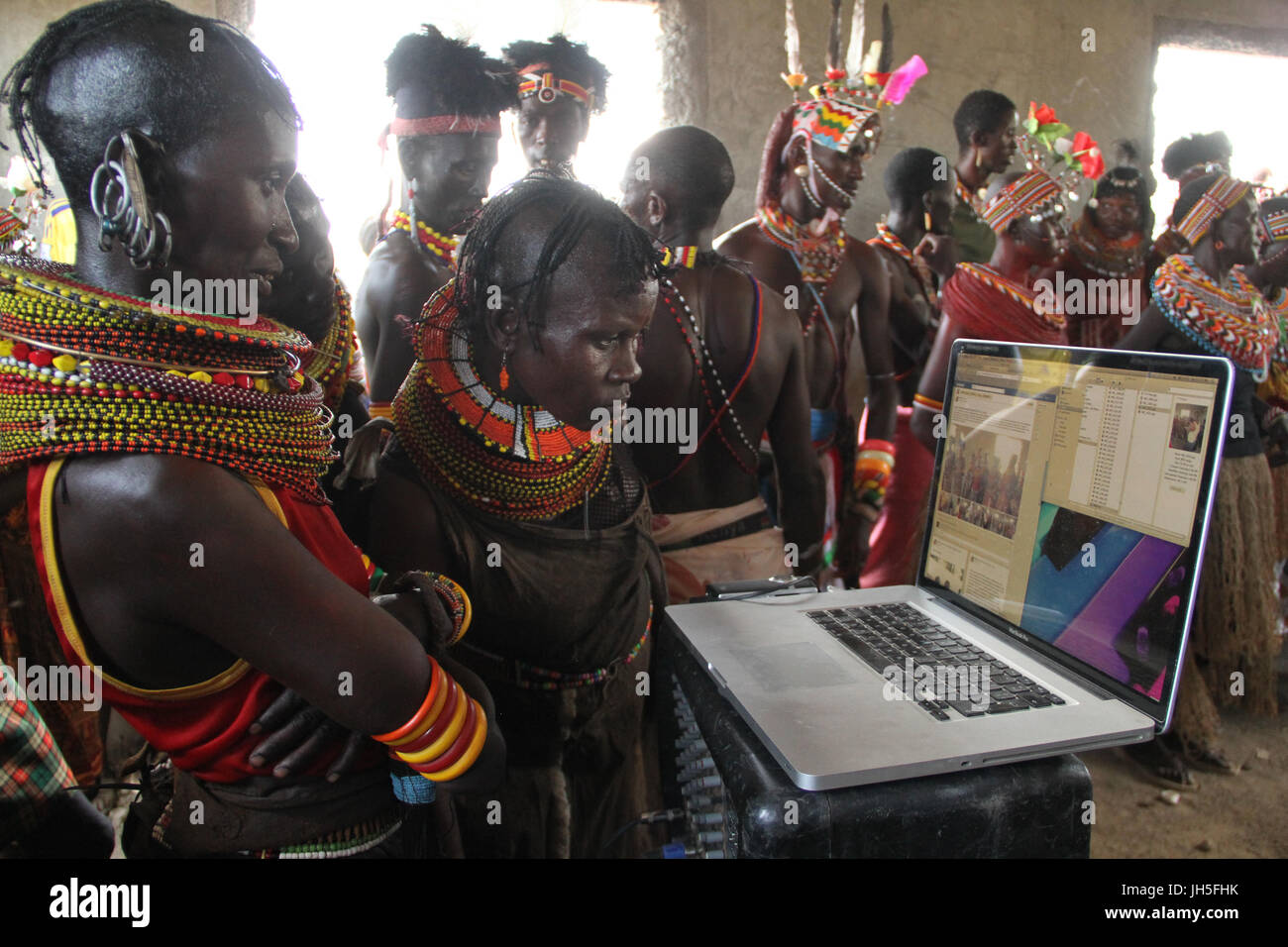 Loiyangaleni, Kenia. 19. Mai 2012. Turkana-Frauen des Arbeitskreises Loiyangalani Sterne betrachten Sie Bilder und Videos, die während der Probe-Session mit KateBul. KateBul, ist eine Nairobi basierte Band teamed oben mit verschiedenen Gemeinschaften-Gruppen aus dem Loiyangaleni Bereich für ein Konzert am letzten Tag des Festivals 2012 Lake Turkana. Bildnachweis: David Mbiyu/Alamy Live-Nachrichten Stockfoto