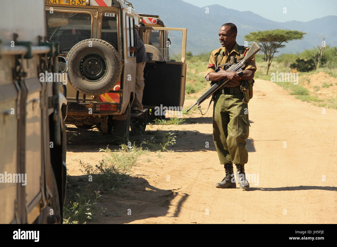 LOIYANGELENI, Kenia - Mai 21.. Ein bewaffneter Soldat auf der Hut eines Tourismus-Konvois auf der Straße von Loyangalani nach Isiolo über Baragoi. Das Gebiet nördlich von Isiolo gilt immer noch der Start von der Grenze zu den nördlichen Teil von Kenia. Bildnachweis: David Mbiyu/Alamy Live-Nachrichten Stockfoto