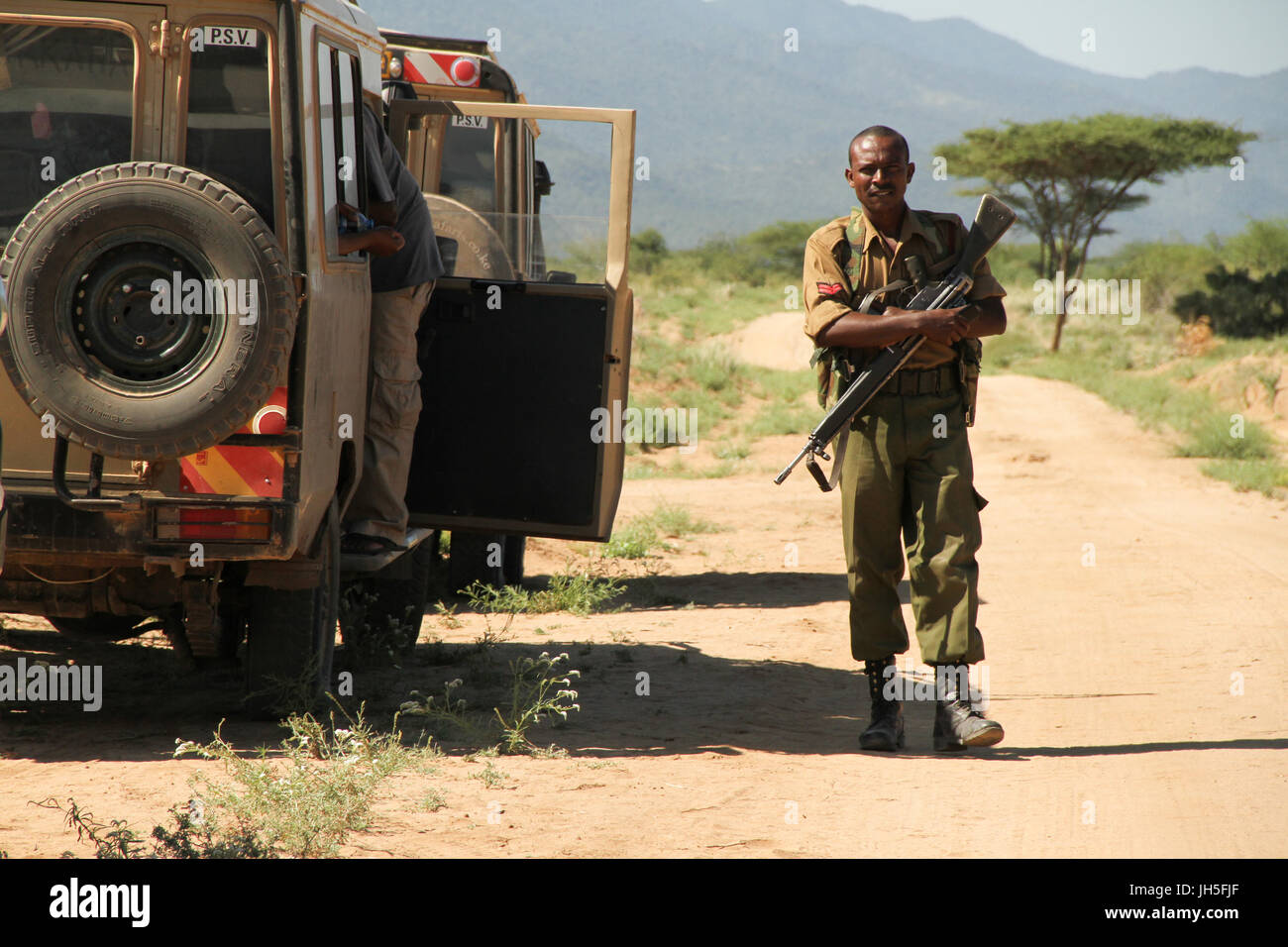09:00 begann Loyangalani in Isiolo über Baragoi auf der Straße - Tourismus in Kenia Reise nach Isiolo auf der Straße in Nairobi. Die Reise überquert in der zentralen Provinz Städte Thika, Karatina, über den Fluss Chania und die Überquerung des Äquators bei Nanyuki Grabenbruch. Isiolo gilt nach wie vor Beginn der Grenze in den nördlichen Teil von Kenia. Bildnachweis: David Mbiyu/Alamy Live-Nachrichten Stockfoto