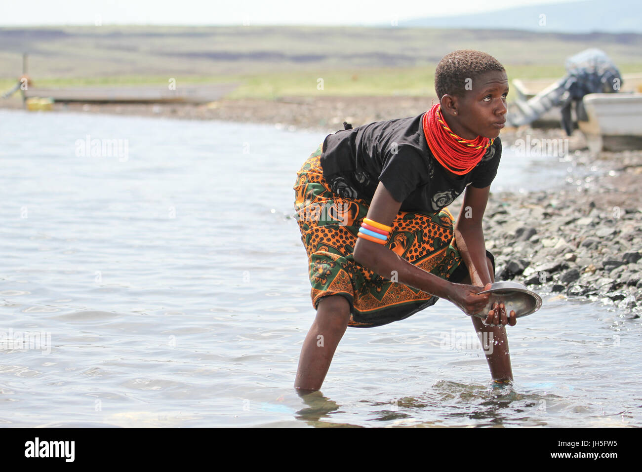 LOIYANGELENI, Kenia - 18. Ein Samburu maiden wäscht Geschirr am Ufer des Lake Turkana an Loyangalani. Quelle: David Mbiyu/Alamy leben Nachrichten Stockfoto