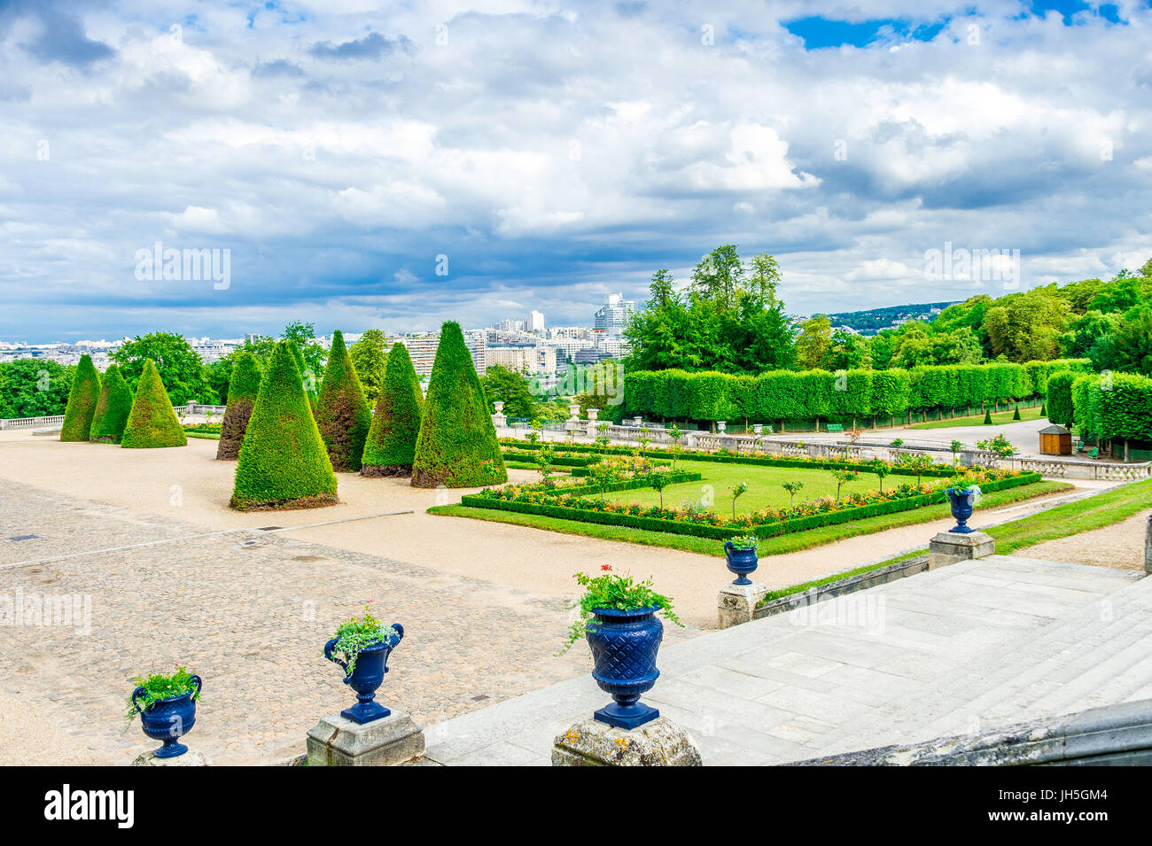 Schöne Reihen von Eibenbäumen im Parc Saint-Cloud, die sich größtenteils in Saint-Cloud, im Hauts-de-seine, in der Nähe von Paris, Frankreich befinden. Stockfoto