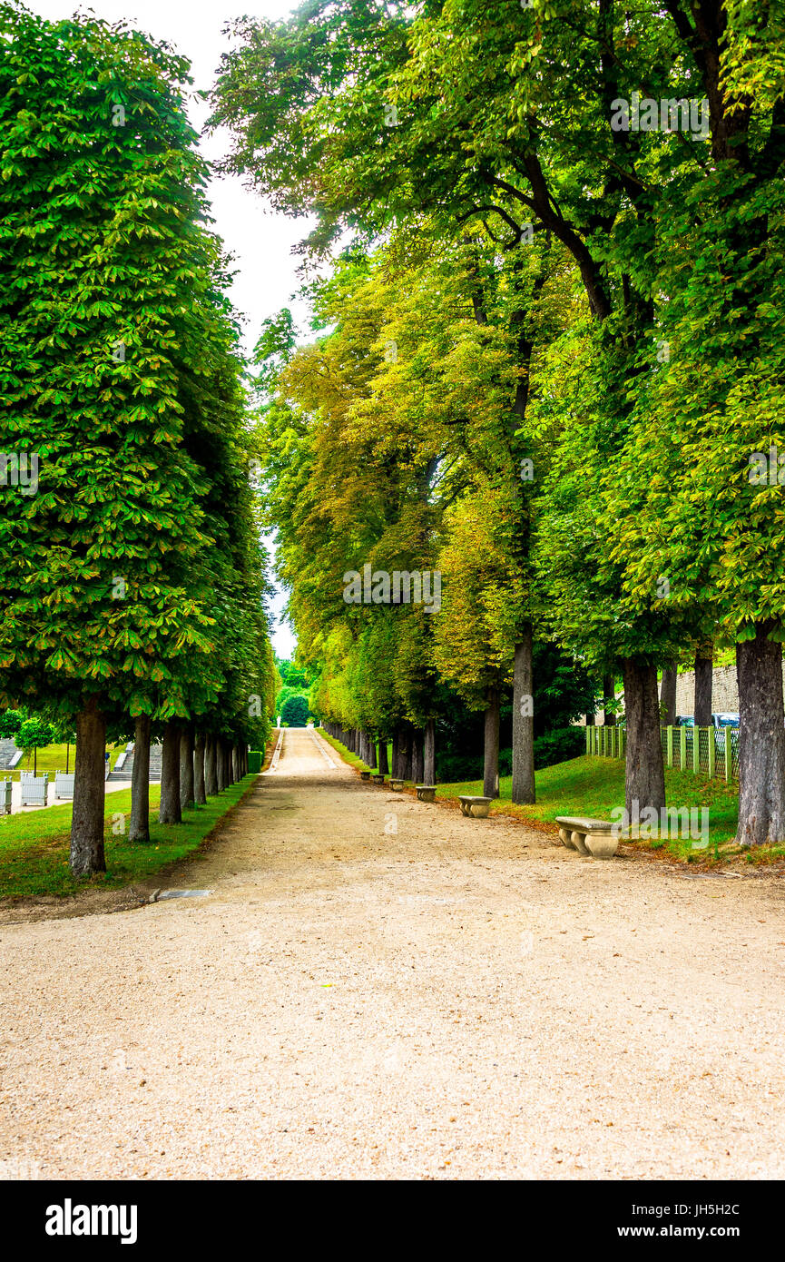 Schöne Aussicht vom Parc de Saint-Cloud. Es ist einer der schönsten Gärten Europas, und 2005 wurde der Park mit Dem Status "Beachtlicher Garten" ausgezeichnet. Stockfoto