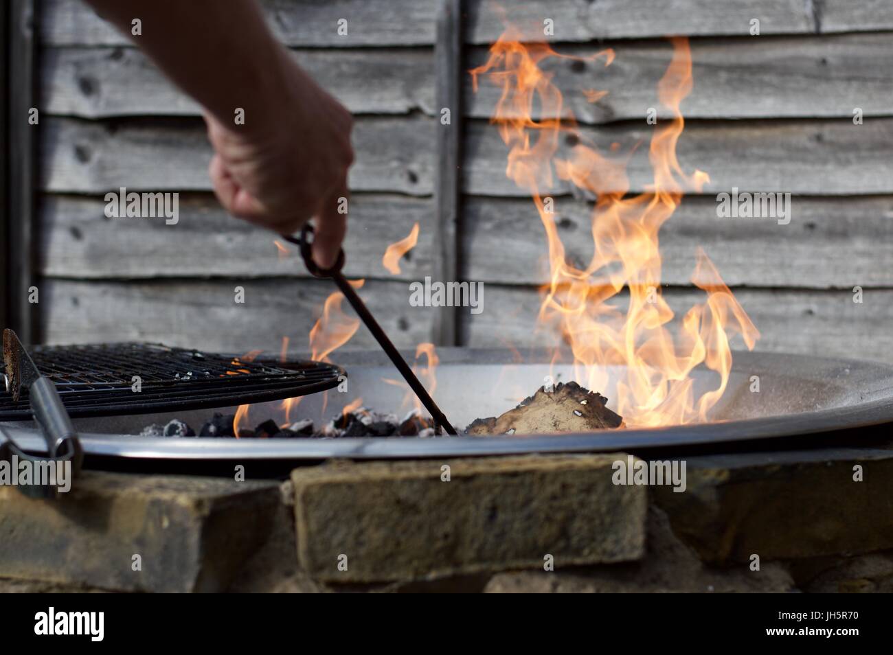 Grillen an einem sonnigen Tag Stockfoto