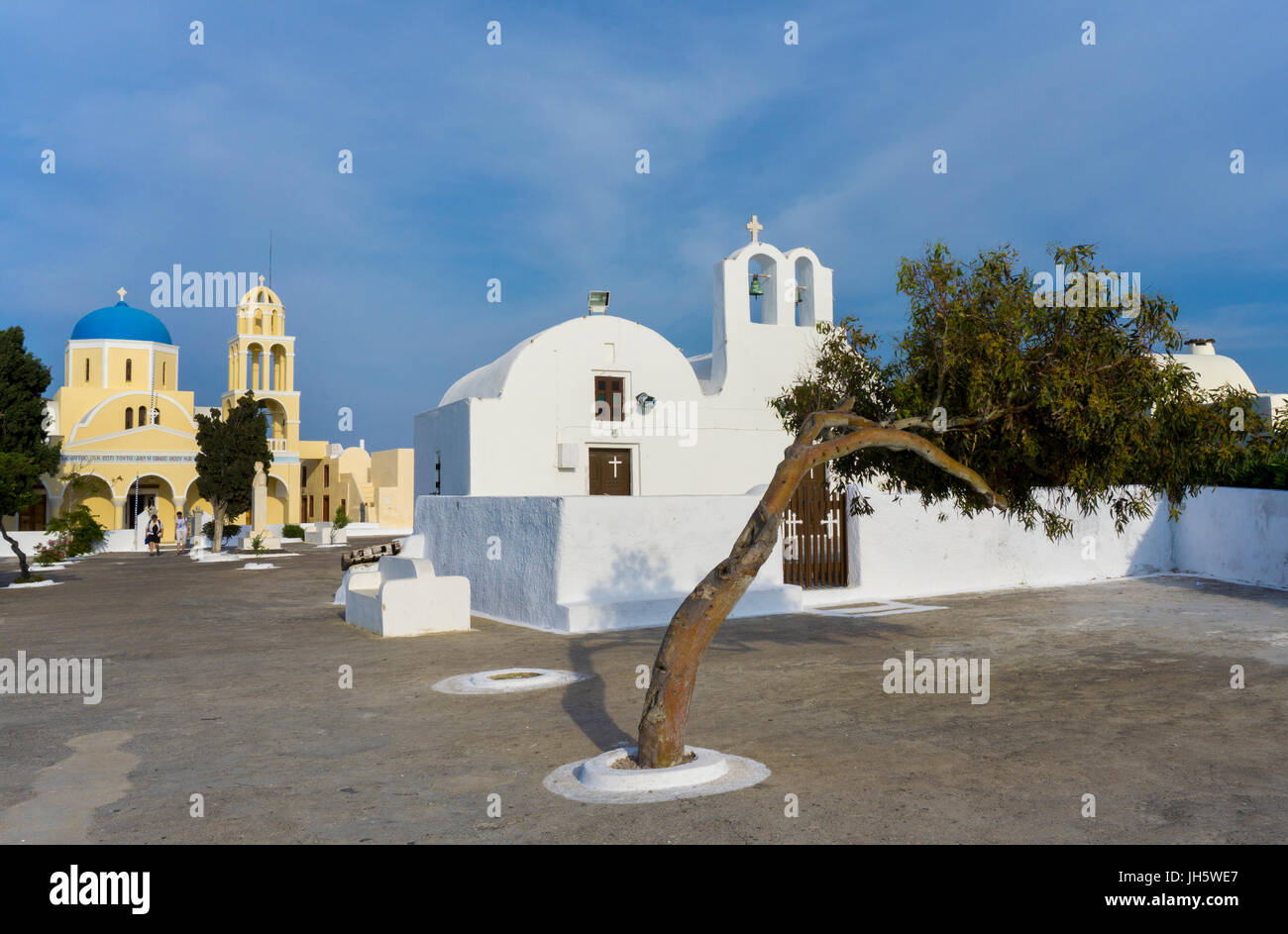 Orthodoxe Kirchen und windfluechter am Ortseingang von Oia, Santorin, Kykladen, aegaeis, Griechenland, Mittelmeer, Europa | orthodoxe Kirchen und Wind Stockfoto