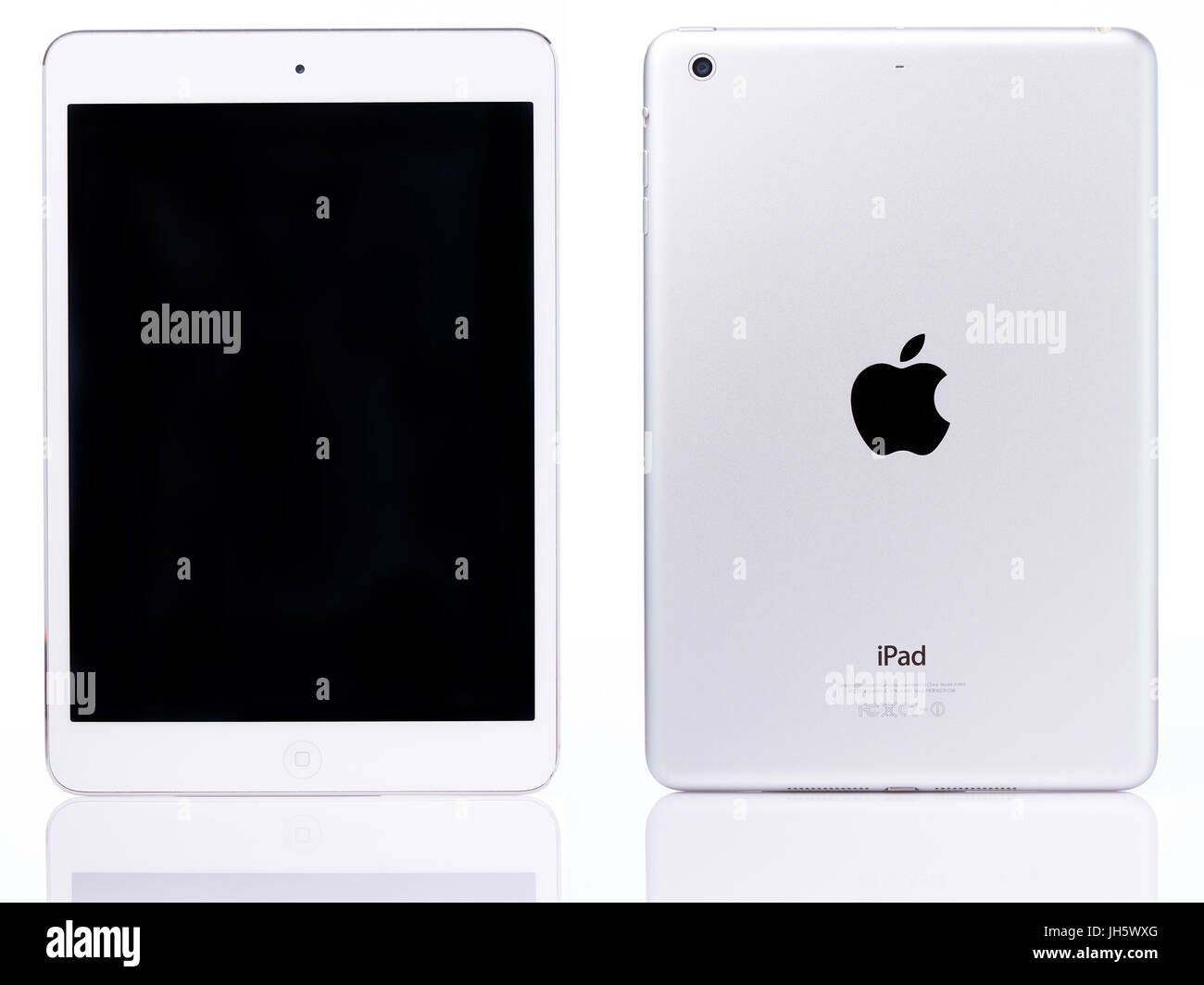 New York, USA – 11. Juli 2017: Weiße Mini-Tablet Ipad isoliert auf weißem Hintergrund. Hintere und vordere Ansicht des Ipad mini Stockfoto
