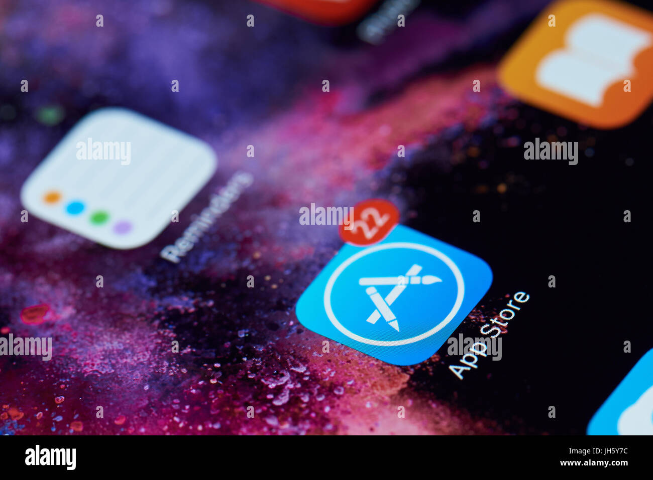 New York, USA - 11 Juli 2017:App Store-Symbol auf dem Bildschirm des Tablet hautnah. Mobile Anwendungssymbol des AppStore Stockfoto