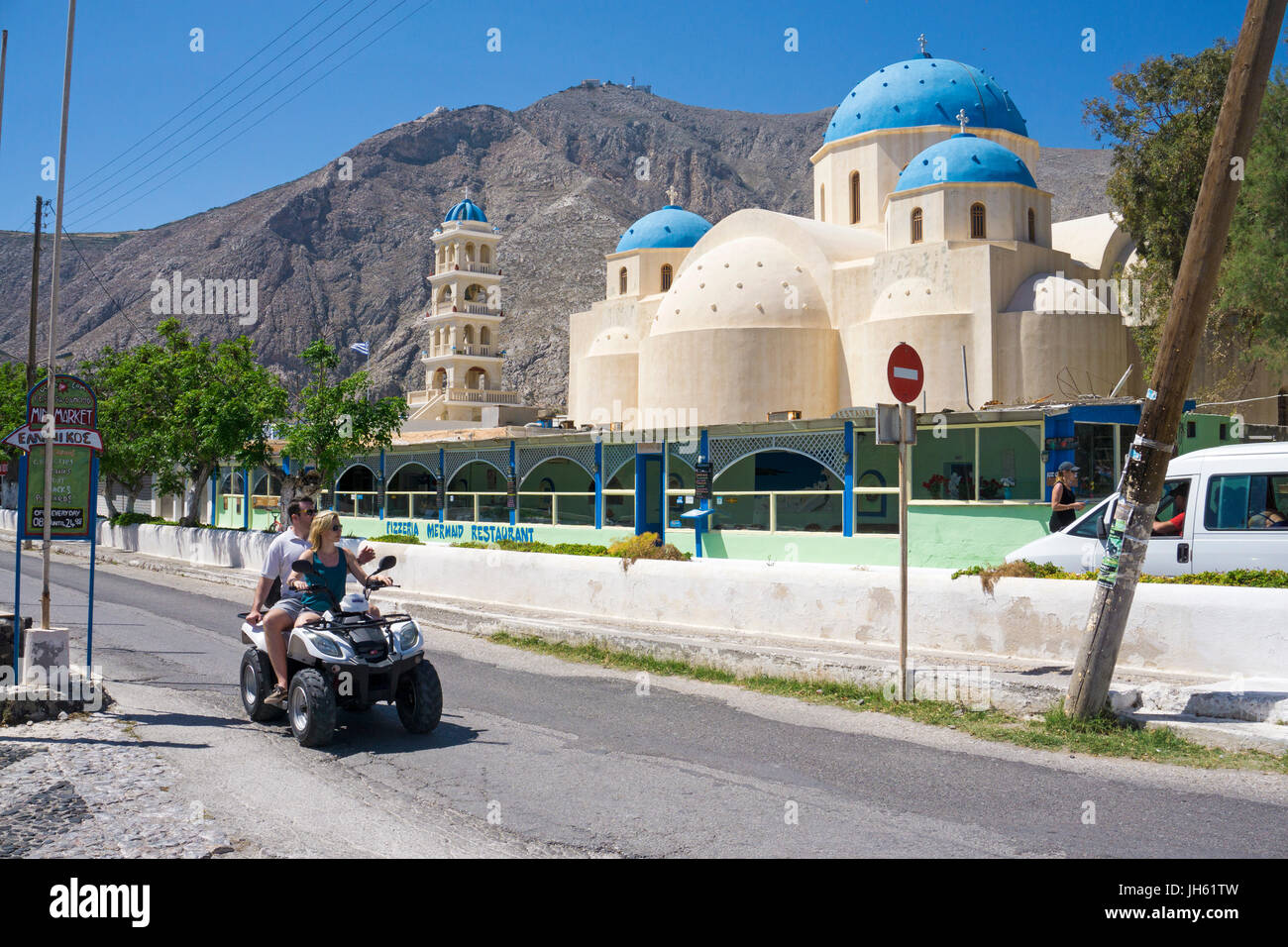Paerchen in Quad an der orthodoxen Kirche von Perissa, Santorin, Kykladen, aegaeis, Griechenland, Mittelmeer, Europa | Paar auf einem Quad in der orthod Stockfoto