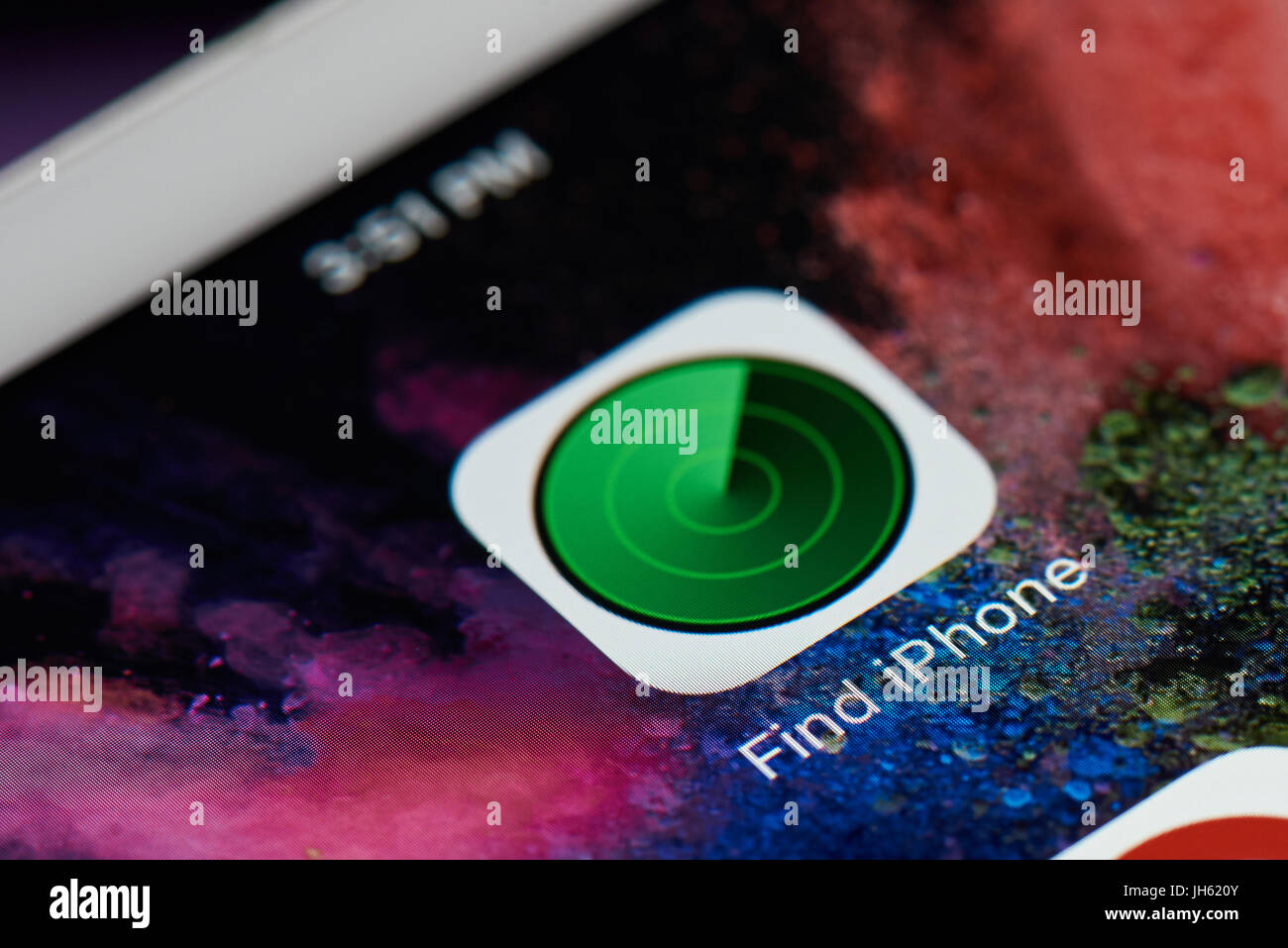 New York, USA – 11. Juli 2017: Iphone Symbol suchen auf Smartphone-Bildschirm Nahaufnahme. Service für Ihr Smartphone finden Stockfoto