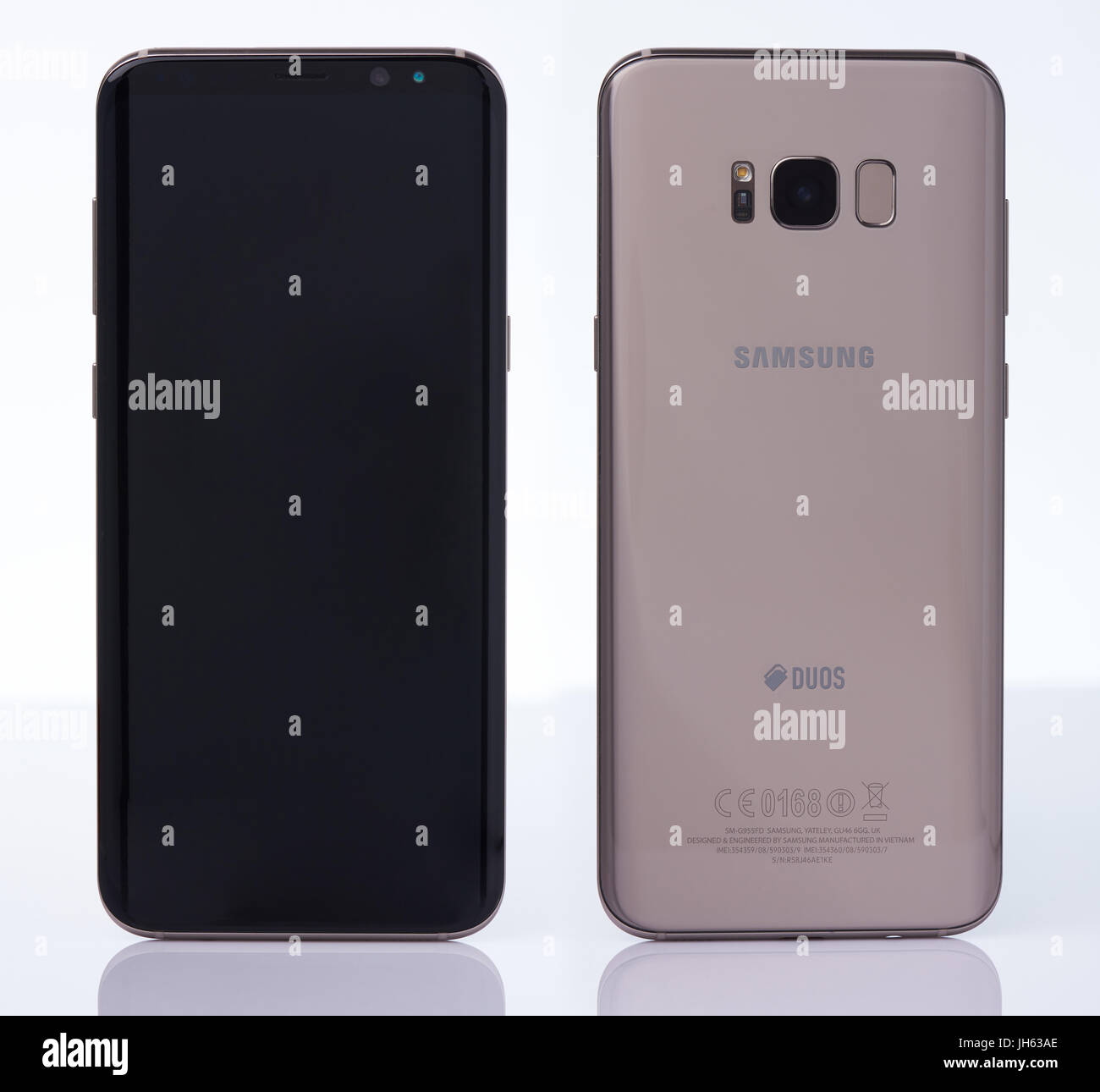 New York, USA – 11. Juli 2017: Rücken und Vorderansicht Samsung s8 + Smartphone isoliert auf weißem Hintergrund. Stockfoto