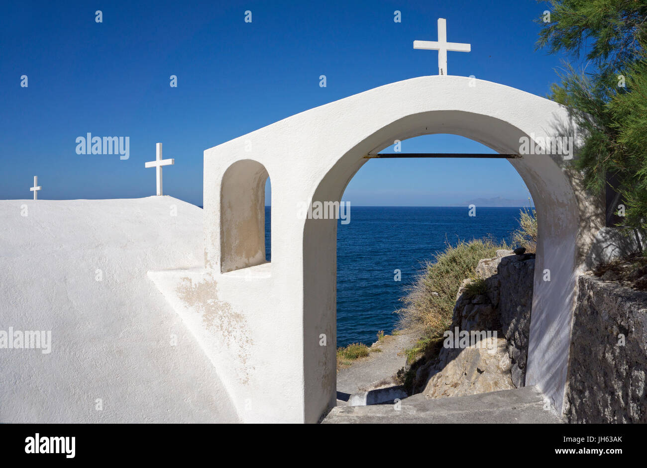 Die kleine Kapelle Agios Nikolaos am Ende vom Strand Kamari, Santorin, Kykladen, aegaeis, Griechenland, Mittelmeer, Europa | Die kleine Kapelle Agios nik Stockfoto