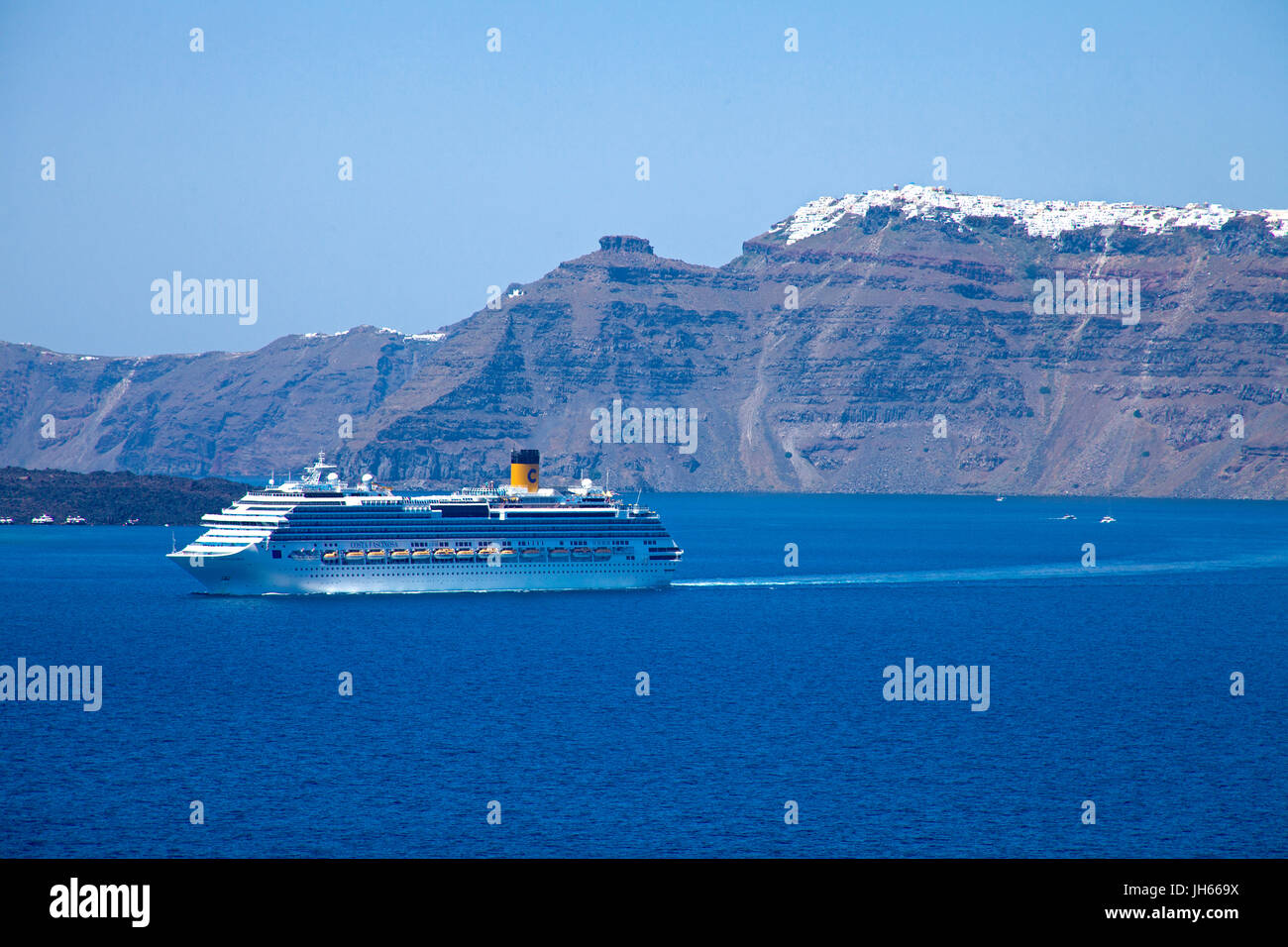 Ein Kreuzfahrtschiff in Thira, Santorini, Kykladen, Griechenland, Mittelmeer, Europa Stockfoto