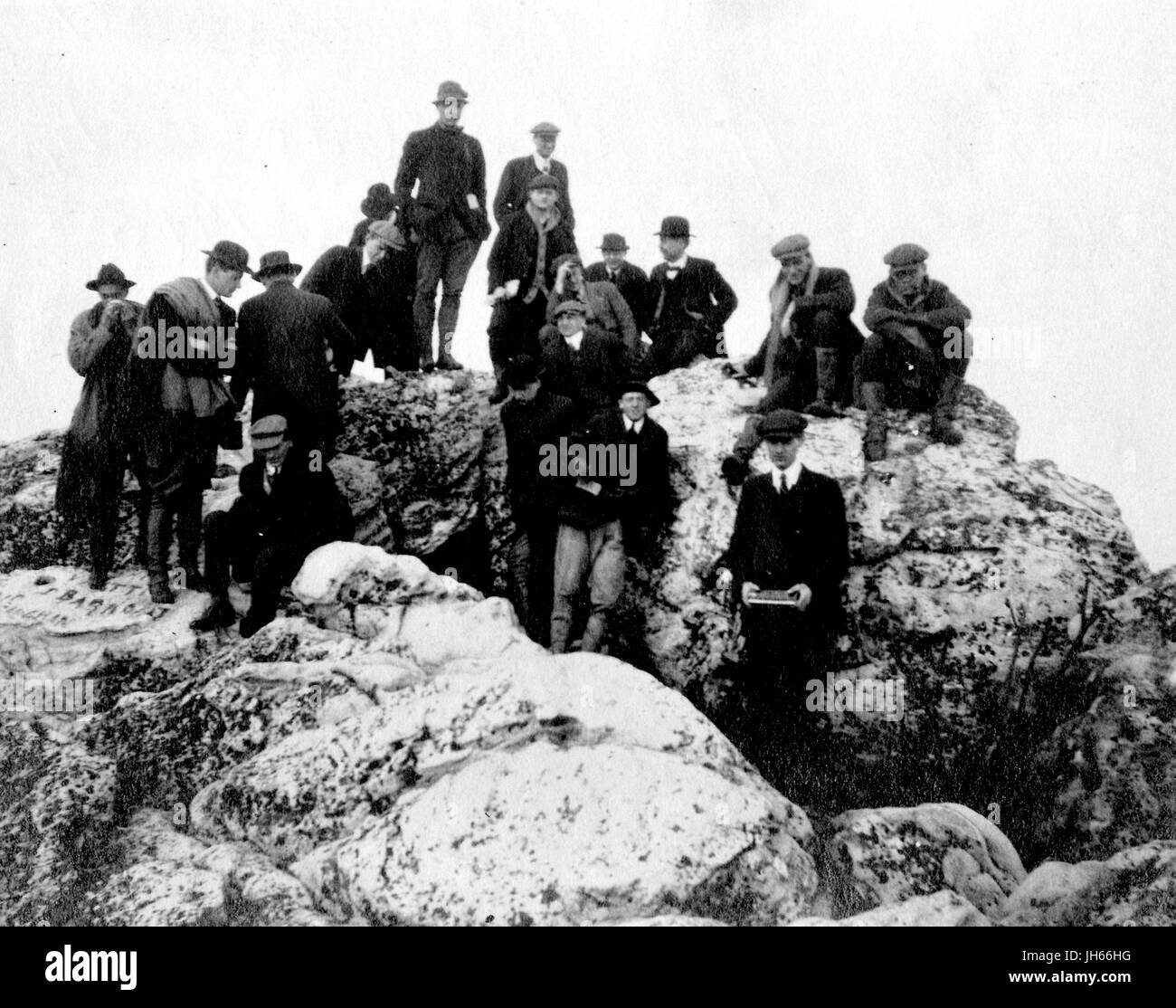 Studenten aus der Johns-Hopkins-Universität-Geologie-Klasse sind auf Felsen während einer Exkursion im westlichen Maryland, 1915 versammelten. Stockfoto
