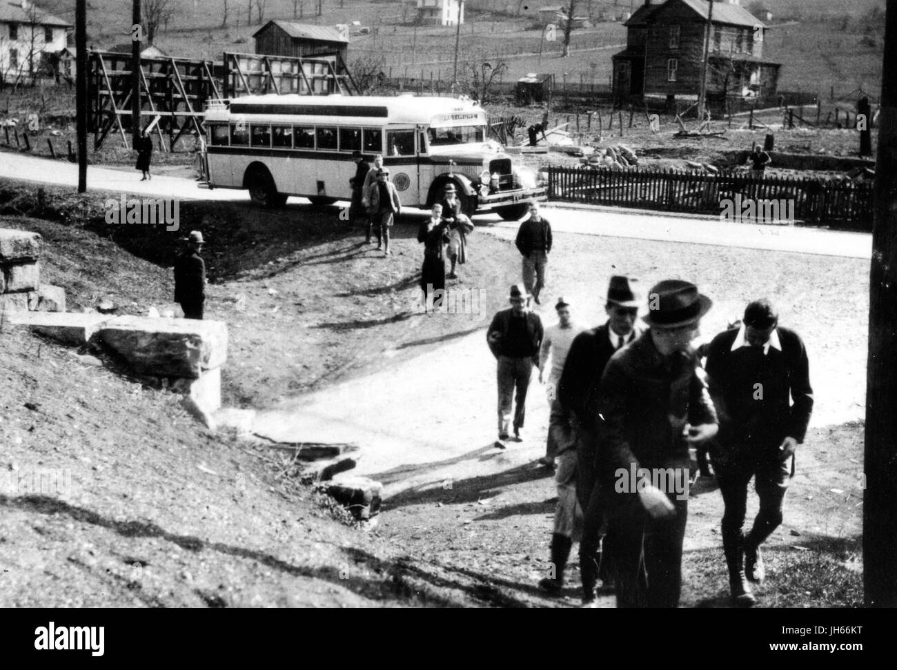 Eine Gruppe von Studenten aus der Johns-Hopkins-Universität Geologie Klasse beenden Sie einen Bus für eine Exkursion, 1934. Stockfoto