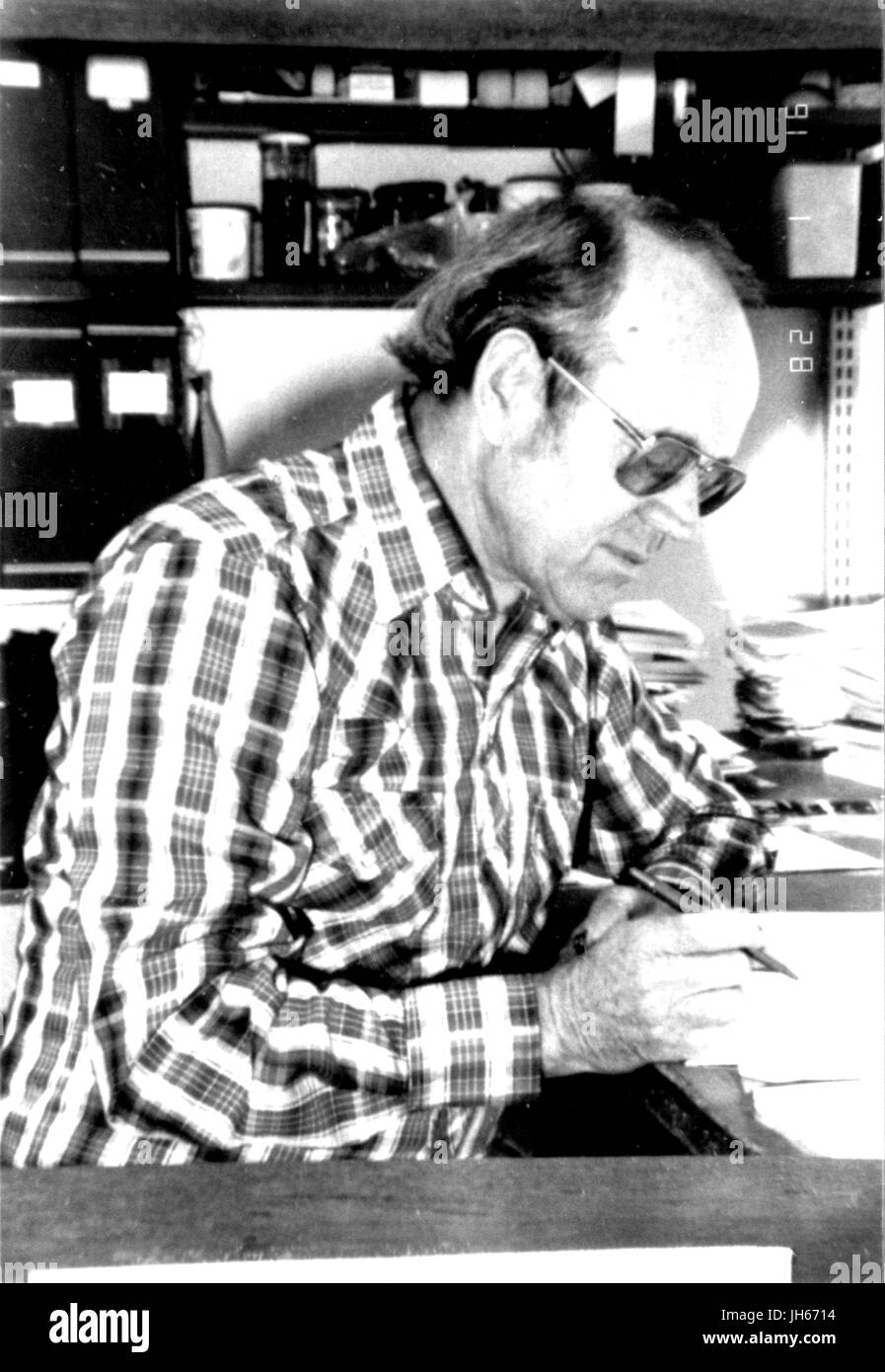 Ein nicht identifiziertes Mitglied der Johns Hopkins Universität Geologie an seinem Schreibtisch, Notizen, 1960. Stockfoto