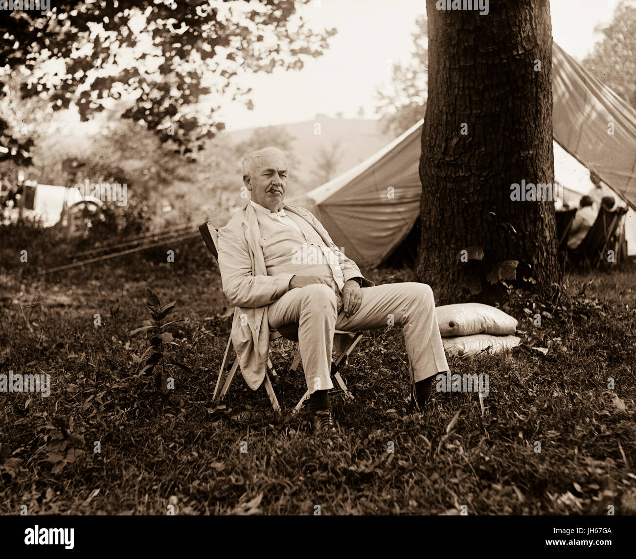 Alva (11. Februar 1847 – 18. Oktober 1931) war ein US-amerikanischer Erfinder und Geschäftsmann, der als Amerikas größten Erfinder beschrieben wurde. Er entwickelte viele Geräte, die Leben auf der ganzen Welt, einschließlich den Phonographen, die Filmkamera und langlebige, praktische Glühlampe stark beeinflusst. "Zauberer von Menlo Park" genannt, war er einer der ersten Erfinder, die Grundsätze der Massenproduktion und groß angelegte Teamarbeit zum Prozess der Erfindung anzuwenden. Stockfoto