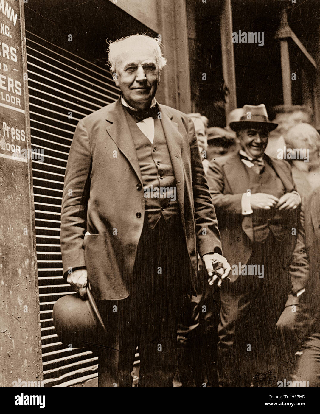 Alva (11. Februar 1847 – 18. Oktober 1931) war ein US-amerikanischer Erfinder und Geschäftsmann, der als Amerikas größten Erfinder beschrieben wurde. Er entwickelte viele Geräte, die Leben auf der ganzen Welt, einschließlich den Phonographen, die Filmkamera und langlebige, praktische Glühlampe stark beeinflusst. "Zauberer von Menlo Park" genannt, war er einer der ersten Erfinder, die Grundsätze der Massenproduktion und groß angelegte Teamarbeit zum Prozess der Erfindung anzuwenden. Stockfoto