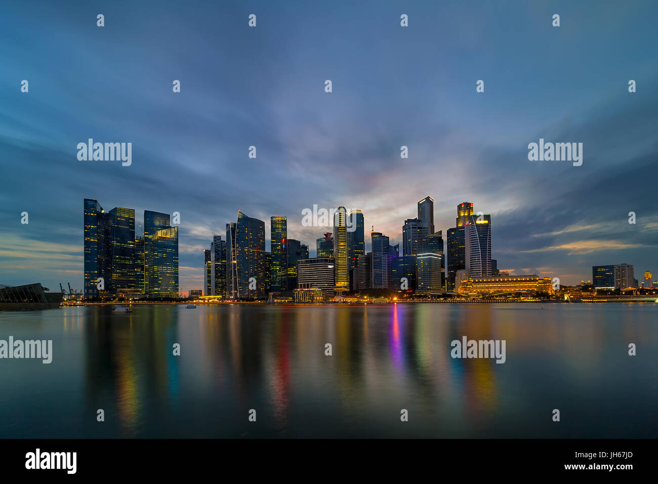 Singapur Skyline von zentralen Geschäftsviertel CBD am Abend blauen Dämmerstunde Stockfoto