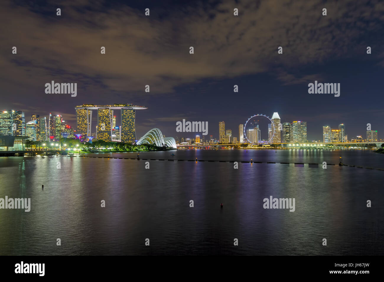 Skyline von Singapur mit zentralen Geschäftsviertel CBD an der Marina Bay in der Nacht Stockfoto