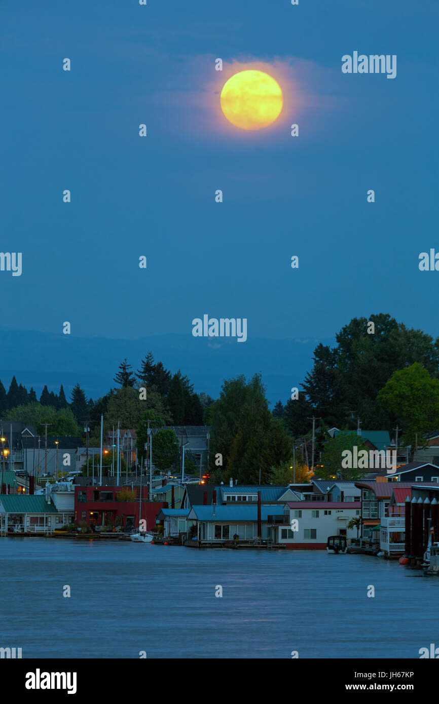Volle Mondaufgang über schwimmende Boot Häuser entlang der Columbia River in Portland, Oregon Stockfoto
