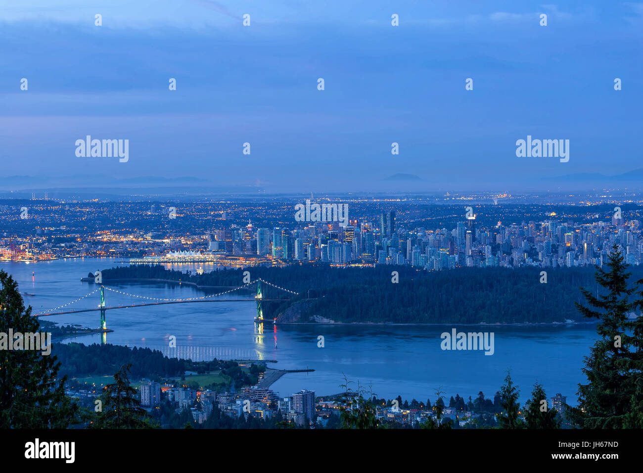 Vancouver British Columbia Kanada Stadtbild von Stanley Park Lions Gate Bridge am frühen Morgen Dämmerung blaue Stunde Stockfoto
