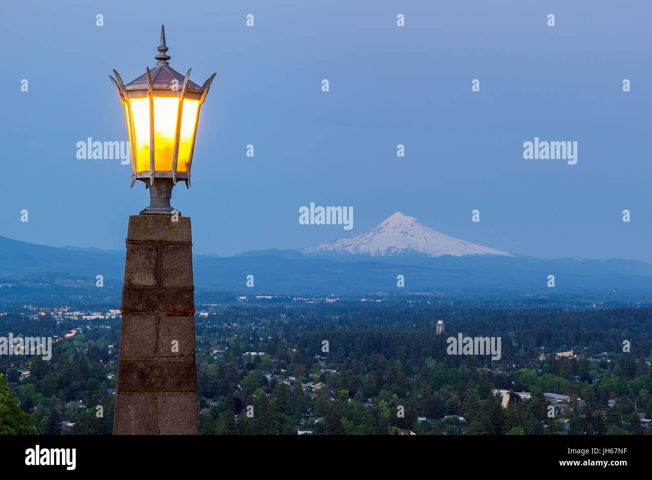 Rocky Butte Aussichtspunkt in Portland, Oregon mit Laterne und Mount Hauben Blick am Abend blaue Stunde Stockfoto