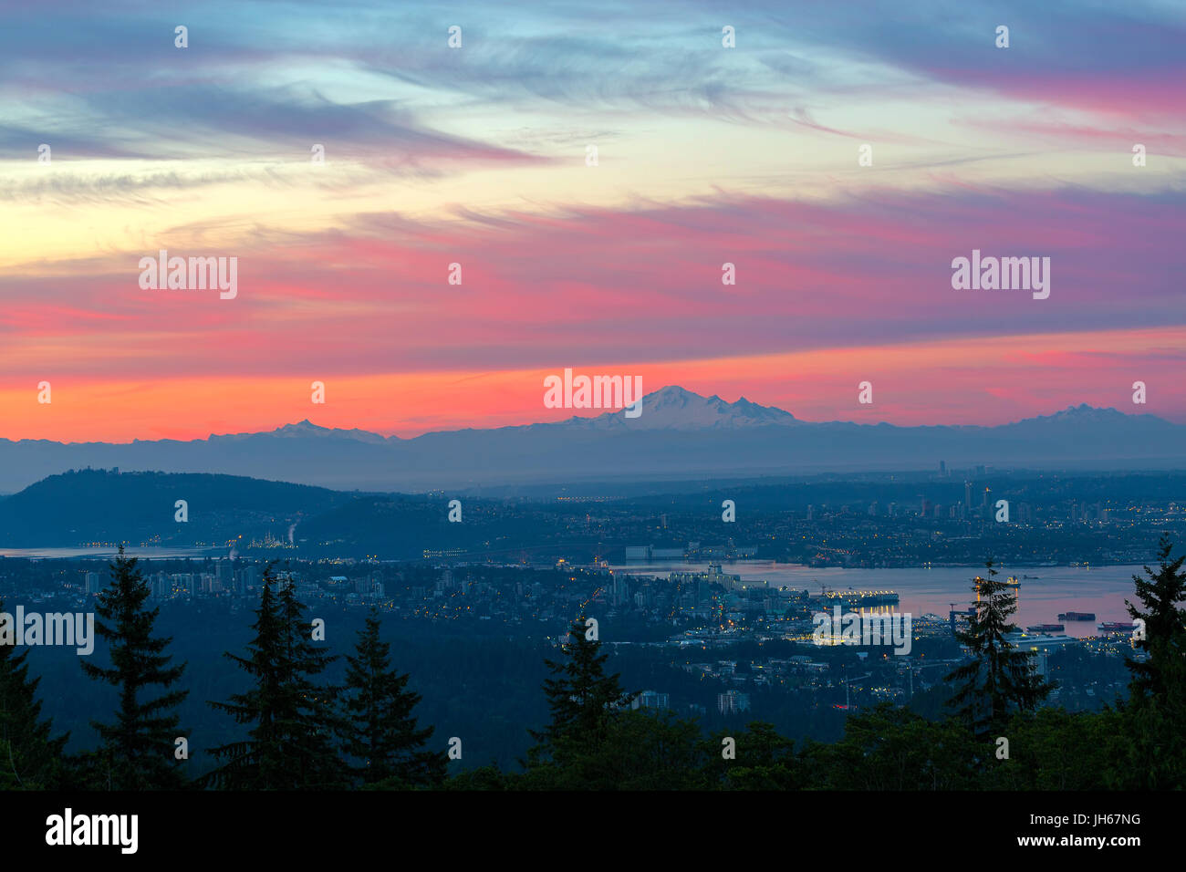 Vancouver British Columbia Kanada Stadtbild mit Cascade Bergkette am frühen Morgen Dämmerung blaue Stunde Stockfoto
