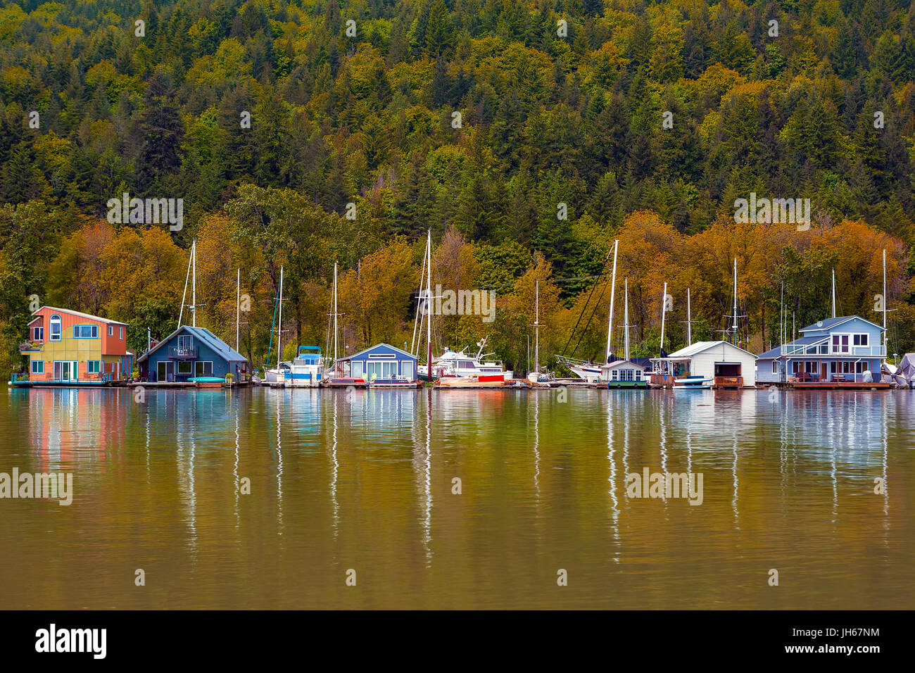 Flloating Häuser Hausboote Multnomah Kanal in Portland, Oregon im Herbst-Saison Stockfoto