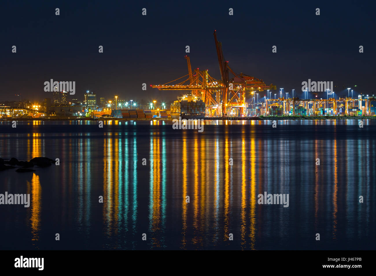 Hafen von Vancouver British Columbia Kanada während der blauen Stunde Nacht Abend Stockfoto