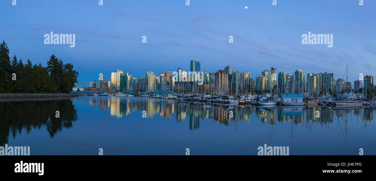 Vancouver British Columbia Kanada Stadt Skyline blaue Stunde Panorama vom Stanley Park Stockfoto