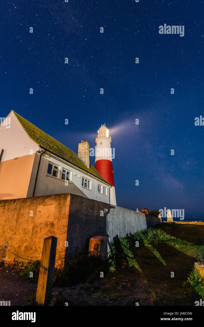 Sterne über den legendären Leuchtturm am Portland Bill auf eine klare Frühlingsnacht entlang der Jurassic Coast in Dorset, England, UK Stockfoto