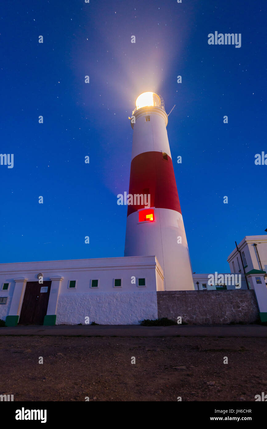 Sterne über den legendären Leuchtturm am Portland Bill auf eine klare Frühlingsnacht entlang der Jurassic Coast in Dorset, England, UK Stockfoto