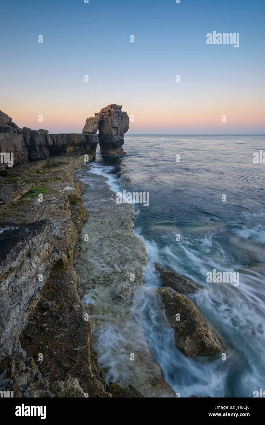 Dämmerung bricht über dem berühmten Preikestolen bei Portland Bill an einem klaren Frühlingsmorgen entlang der Jurassic Coast in Dorset, England, UK Stockfoto