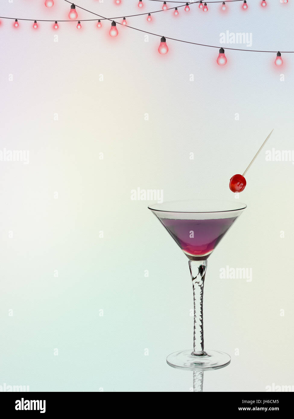Cocktail mit Kirsche und Exemplar. Party Hintergrund. Stockfoto