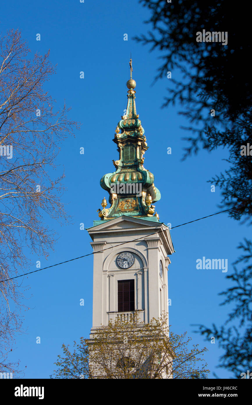 Turm der Kathedrale von Belgrad, die Kirche von St. Michael, der Erzengel, in den 1830er Jahren erbaut, im Zentrum der Stadt in der Nähe von Kalemegdan befindet Stockfoto
