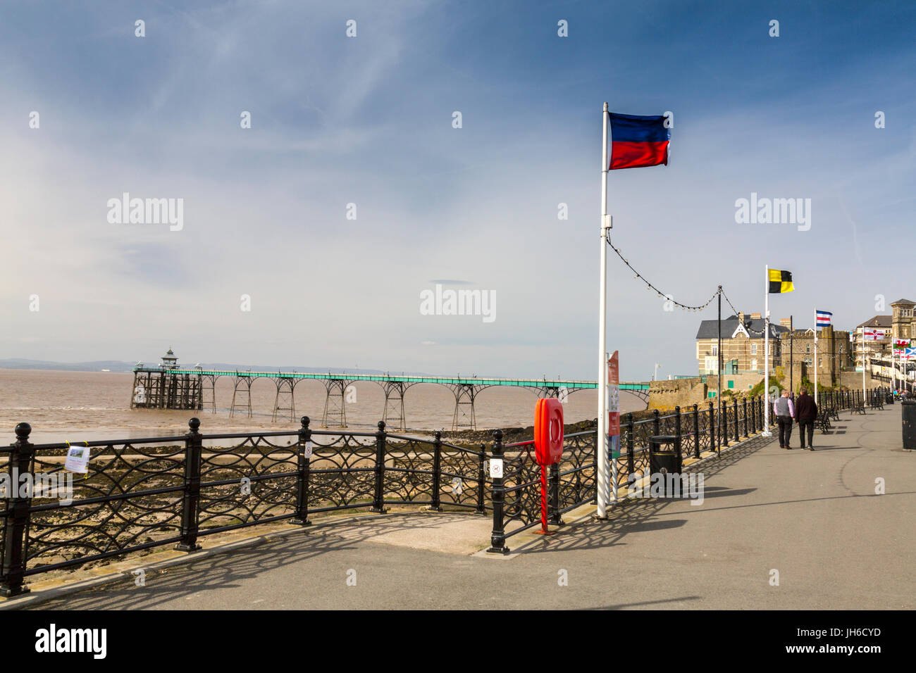 Flaggen der verschiedenen Nationen an der Promenade mit Blick auf den restaurierten viktorianischen Pier in Clevedon auf der Bristol Channel, North Somerset, England, UK Stockfoto