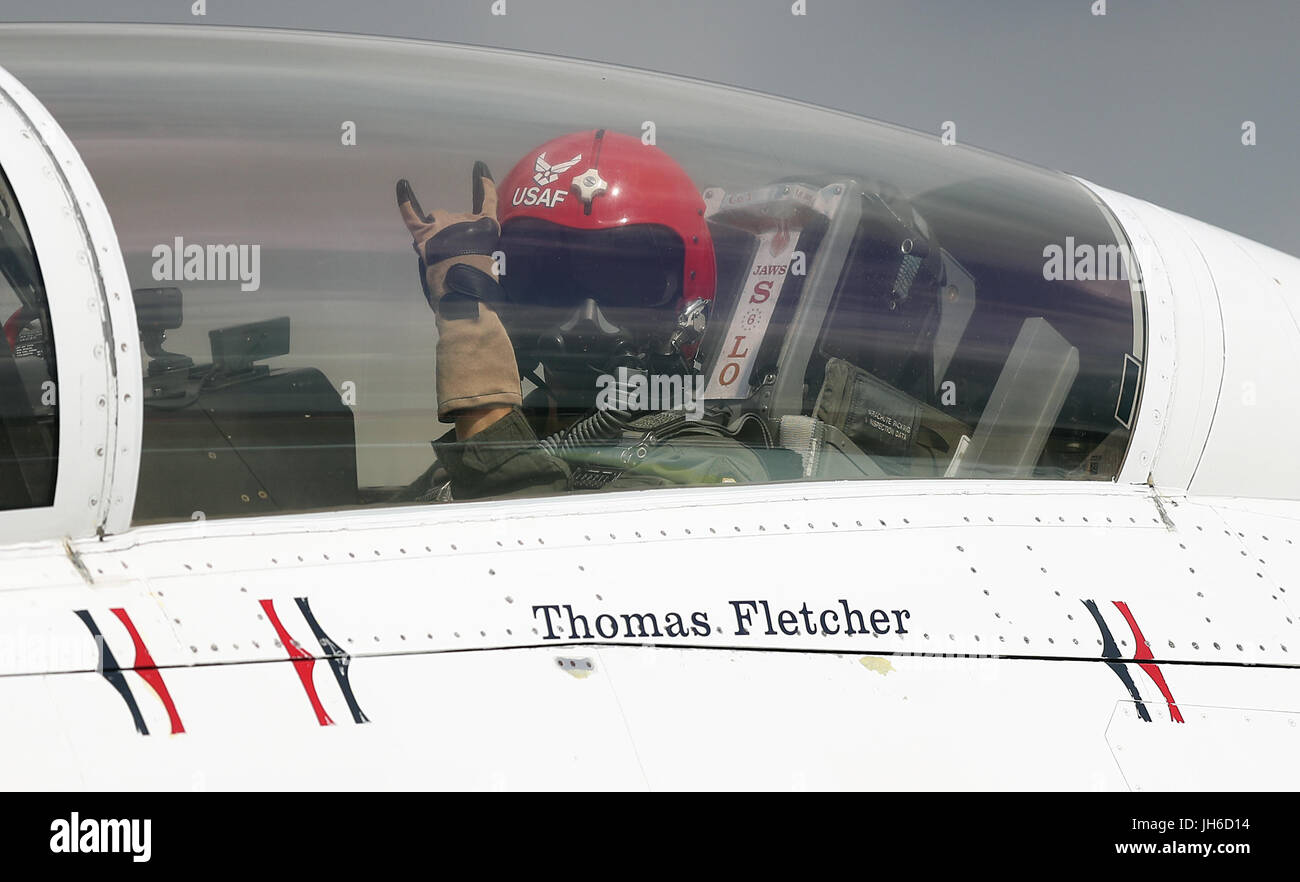 Tom Fletcher kommt an RAF Fairford in einem Thunderbirds F16, Teil der US Air Force aerobatic Anzeige Mannschaft, 2017 Royal International Air Tattoo an RAF Fairford in Gloucestershire zu starten. Stockfoto