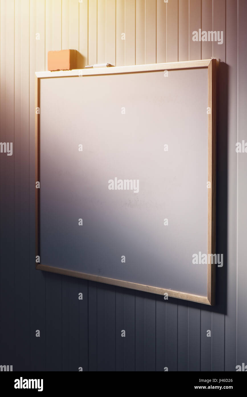 Leeres Whiteboard im Büro, weiße Board als textfreiraum für Geschäfts- oder Bildung Nachrichtentext oder Grafiken Stockfoto