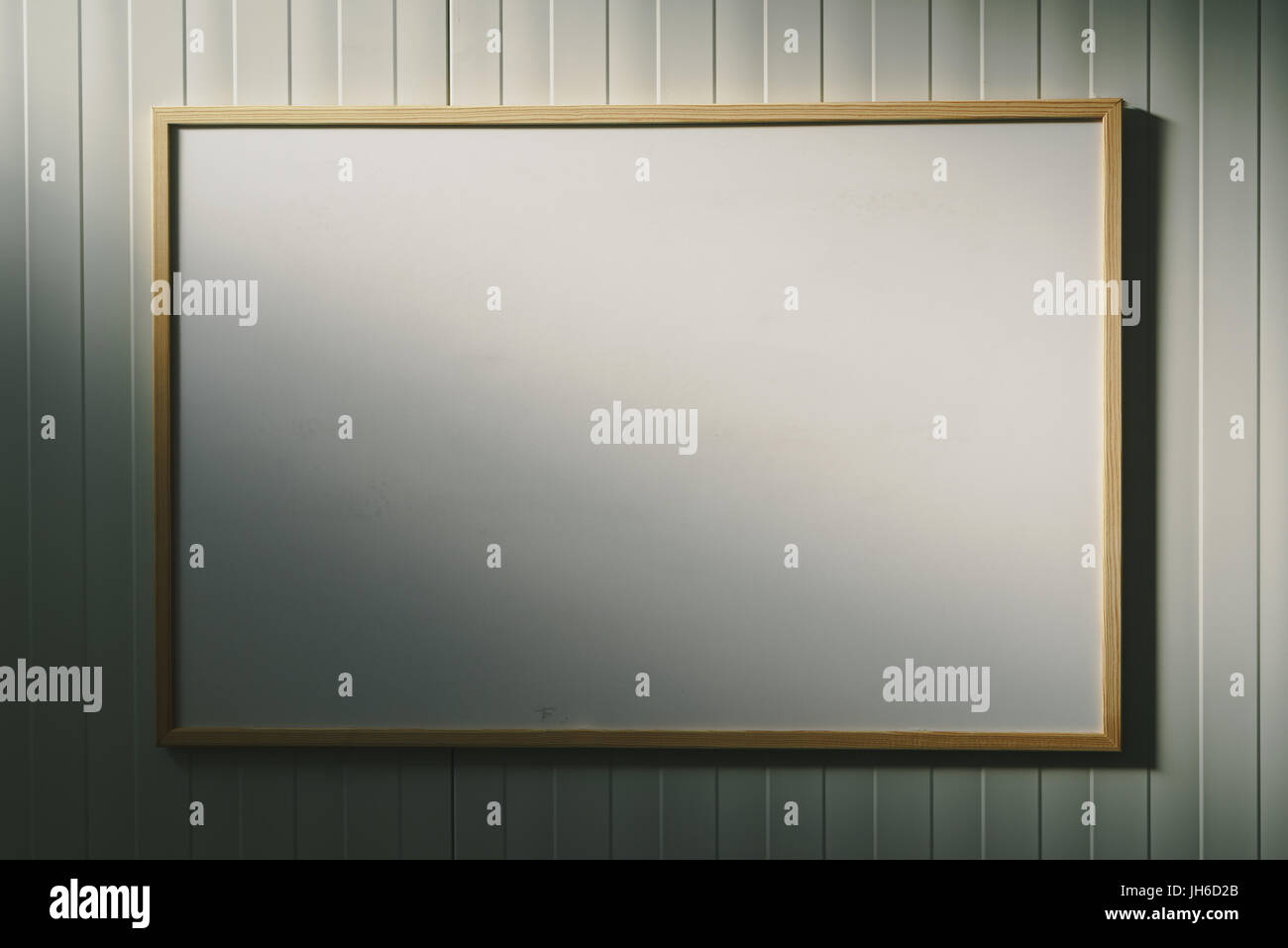 Leeres Whiteboard im Büro, weiße Board als textfreiraum für Geschäfts- oder Bildung Nachrichtentext oder Grafiken Stockfoto